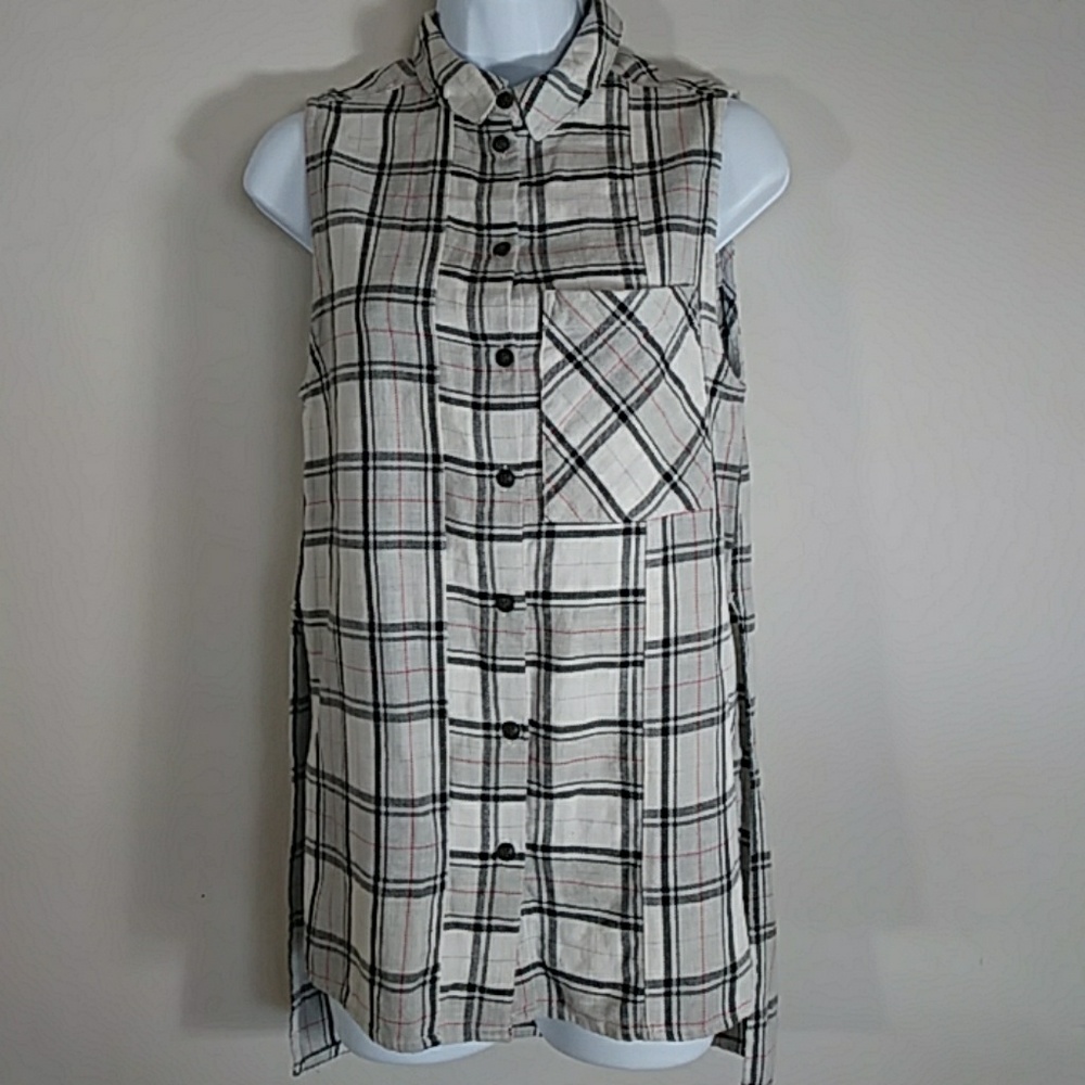Cute plaid high low. Button down top
